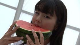 女孩儿吃瓜,女孩儿的甜蜜食趣