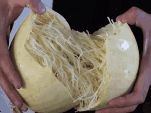 男人路边买瓜吃,男人路边买瓜的悠闲时光